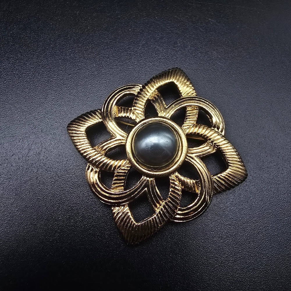 Avon 1987 Parisian Impressions Brooch Gold Tone Metallic Faux Pearl